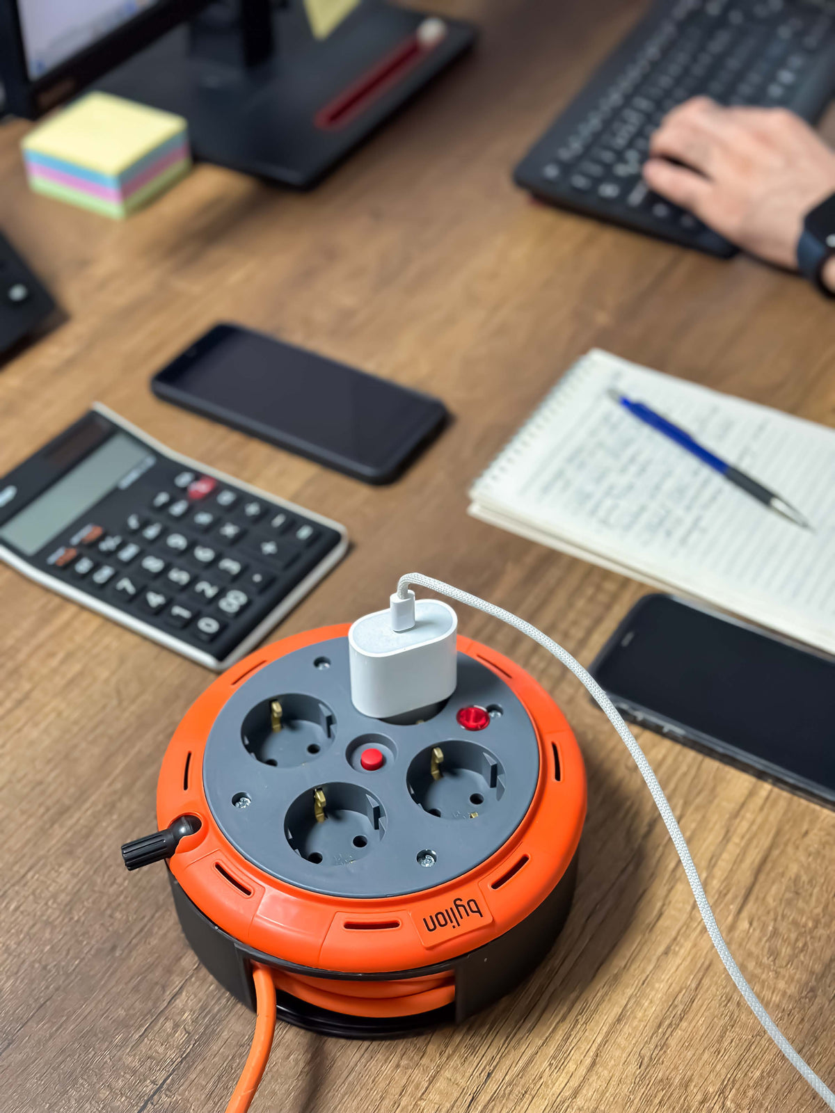 Kompakt-Kassettenroller-Verlängerungskabel, 5m Kabel mit 4 Steckdosen IP20 + USB + Thermosicherung + Kindersicherung, 3x1mm2, SCHUKO-Typ-Erdung, PHE-05310-F-USB